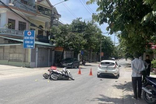 Tai nạn giao thông ngày 17/7/2023: Gặp tai nạn trước cửa nhà, một người nguy kịch