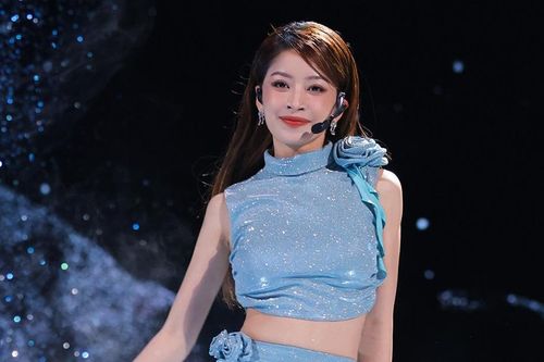 Chi Pu được 'biển fan' cổ vũ nhiệt tình trong sân khấu đầu tiên tại Trung Quốc