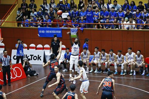 Derby Thủ đô hấp dẫn đến những giây cuối cùng