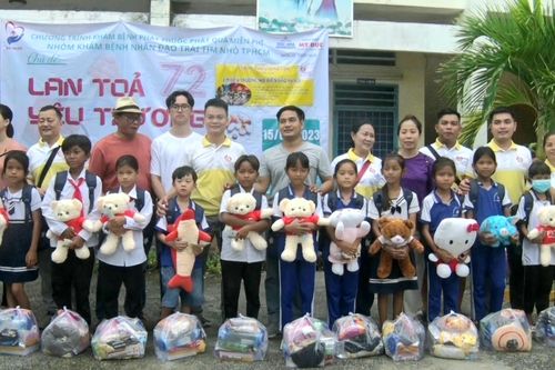 Khám bệnh, tặng quà cho 400 người dân và học sinh Khmer Tri Tôn