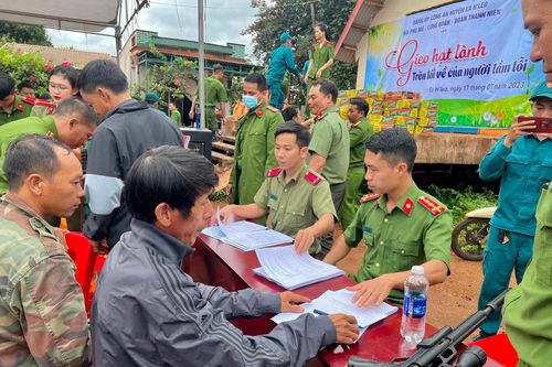Đổi gạo lấy vũ khí - gieo hạt lành trên lối về