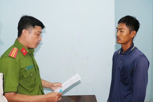 Tạm giữ cha dượng đốt bộ phận sinh dục của bé trai 14 tuổi