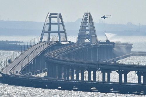 Vụ tấn công cầu Crimea: Truyền thông Ukraine tiết lộ thủ phạm; Nga đề nghị dừng gia hạn thỏa thuận ngũ cốc; Mỹ và Anh có liên quan?