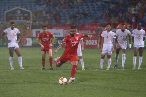 Công an Hà Nội bị Hồng Lĩnh Hà Tĩnh chia điểm trên sân Hàng Đẫy