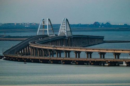 Giao thông trên cầu Crimea tạm dừng vì tình huống khẩn cấp