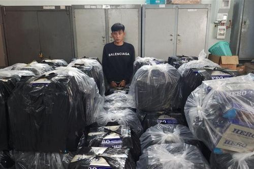 'Người vận chuyển' 25.000 bao thuốc lá lậu 'sa lưới'