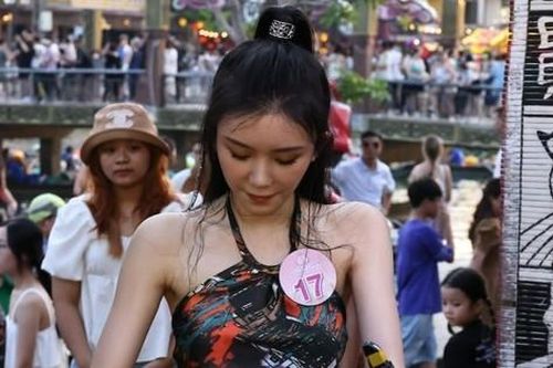 16 thí sinh Hoa hậu Hong Kong bán quần áo trên phố Hội An