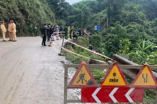 Xe cẩu mất lái rơi xuống vực, một cán bộ điện lực tử vong