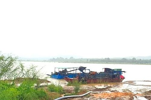 Bị phạt 325 triệu đồng vì hút cát trái phép trên sông Sê San