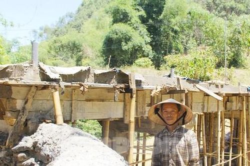 Ba mẹ con ở Nghệ An tự thiết kế, bỏ tiền xây cầu vượt lũ dài 17m