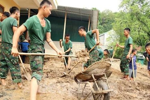 Cán bộ, chiến sĩ Sư đoàn 324 dọn bùn đất, khắc phục nhà văn hóa cộng đồng sau trận lũ quét lịch sử