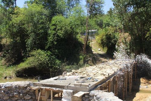 Ba mẹ con nghèo chắt chiu, góp trăm triệu xây cầu vượt lũ
