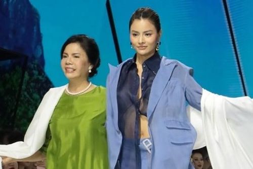 Vũ Thu Phương và mẹ diễn thời trang