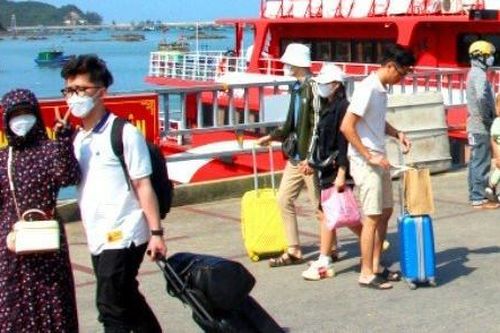 8.000 khách du lịch ở Cô Tô lên tàu về đất liền tránh bão số 1