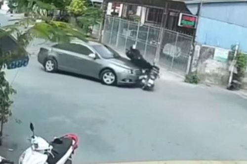 Người đàn ông lái ô tô đâm trực diện vào vợ cũ và tình địch