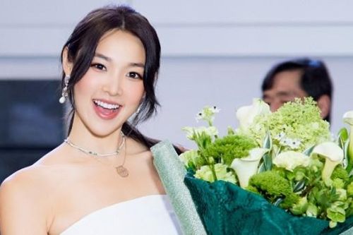 Vẻ đẹp ngọt ngào của Hoa hậu Trái đất 2022 vừa đến Việt Nam