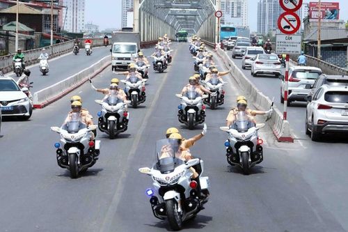 'Bóng hồng' CSGT mở đường cho đoàn xe ưu tiên bằng mô tô 1.800 phân khối