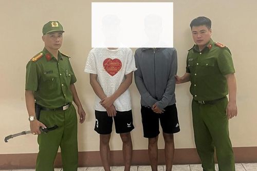 Ngăn chặn nhóm thanh niên cầm dao kiếm, chai lọ để ném người đi đường
