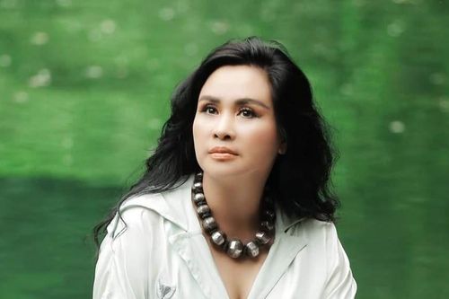 Thanh Lam đẹp như nàng thơ ở tuổi 54, gia đình Hà Hồ đi chơi biển