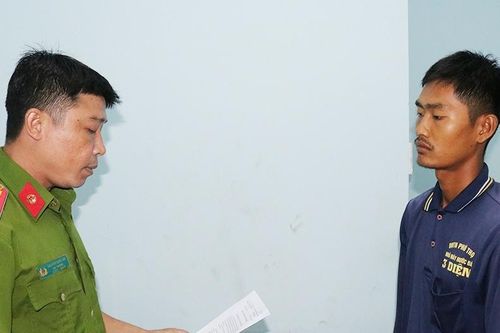 Tạm giữ hình sự cha dượng đốt bộ phận sinh dục bé trai 14 tuổi
