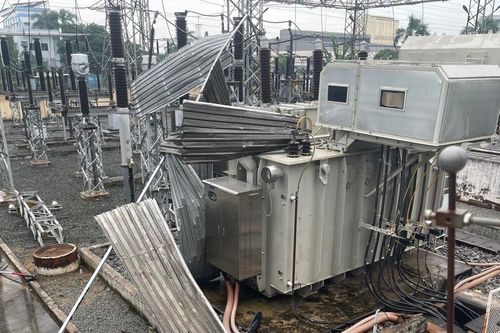 Giông lốc cuốn bay mái tôn vào trạm biến áp, hơn 100 doanh nghiệp mất điện