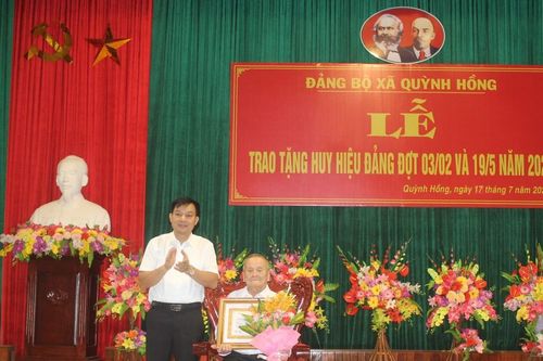 Trao tặng Huy hiệu 75 năm tuổi Đảng cho đảng viên tại Quỳnh Lưu
