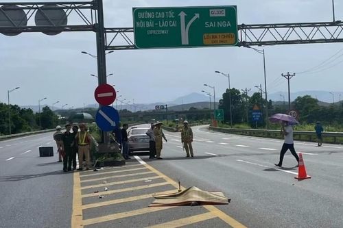 Đi bộ trên đường cao tốc, một người bị xe tải đâm tử vong