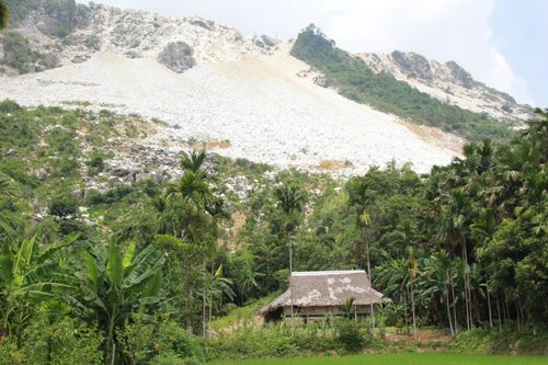Mỏ đá bản Nghè ở Yên Bái: Người dân thấp thỏm lo sợ đá lăn vào nhà