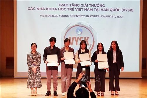 Các nhà khoa học trẻ Việt Nam tại Hàn Quốc chia sẻ thành tựu nghiên cứu mới