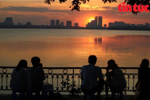 Ngắm hoàng hôn tuyệt đẹp từ Hồ Tây