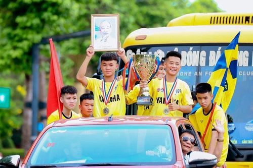 SLNA được thưởng lớn sau khi vô địch giải bóng đá Thiếu niên toàn quốc