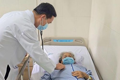 Cấp cứu thành công bệnh nhân 77 tuổi, đường huyết gấp 8 lần bình thường