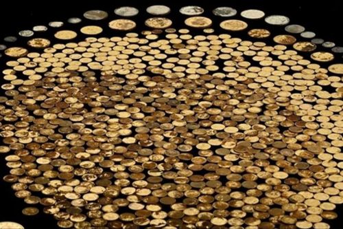 Đang trồng ngô, lão nông tình cờ đào được 700 đồng xu vàng giá trị cực 'khủng'