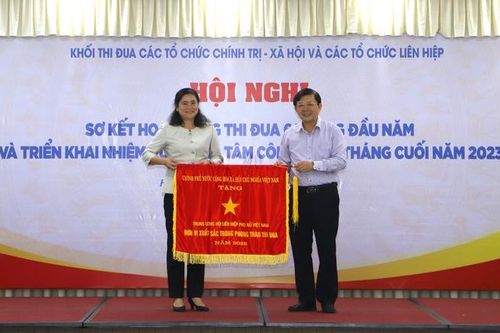 TƯ Hội LHPN Việt Nam nhận Cờ Thi đua của Thủ tướng Chính phủ