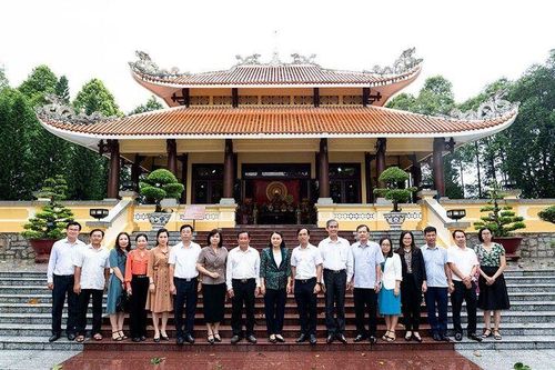 Phó Chủ tịch, Tổng Thư ký Ủy ban Trung ương MTTQVN Nguyễn Thị Thu Hà dâng hương đền thờ Chủ tịch Tôn Đức Thắng