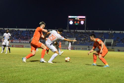 Giằng co đua trụ hạng