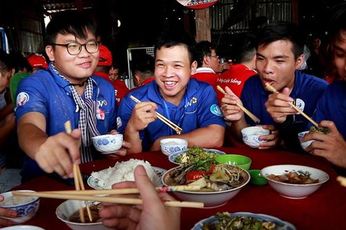 Những bữa cơm ấm áp nghĩa tình
