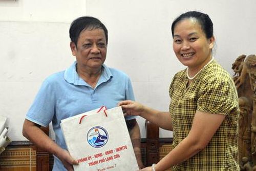 Lãnh đạo thành phố Lạng Sơn thăm, tặng quà gia đình chính sách, người có công nhân kỷ niệm ngày thương binh – liệt sĩ