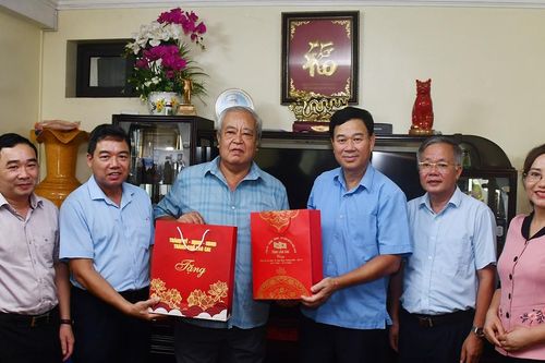 Phó Chủ tịch Thường trực HĐND tỉnh Vũ Văn Cài thăm, tặng quà gia đình chính sách tại thành phố Lào Cai