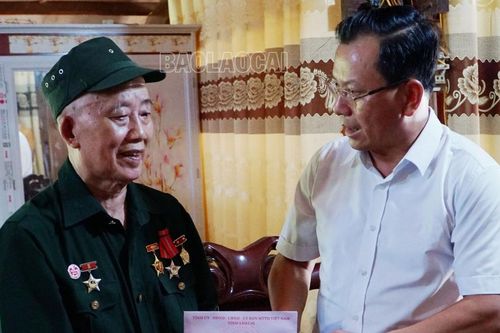 Phó Chủ tịch Thường trực UBND tỉnh Hoàng Quốc Khánh thăm, tặng quà các gia đình người có công với cách mạng tại huyện Văn Bàn
