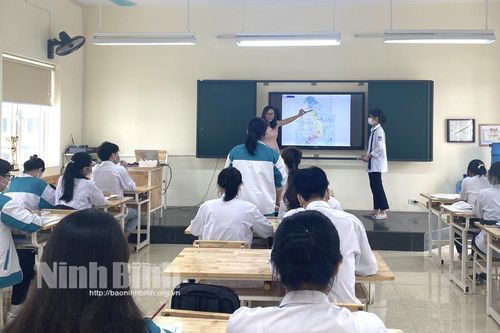 Trường THPT chuyên Lương Văn Tụy: Phát huy vai trò của người thầy trong thời đại công nghệ số