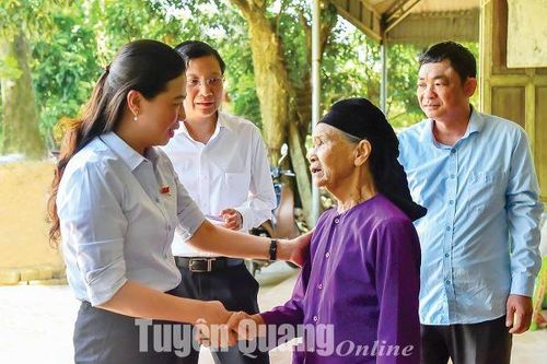 Đồng chí Lê Thị Kim Dung, Phó Bí thư Thường trực Tỉnh ủy, Chủ tịch HĐND tỉnh tặng quà gia đình chính sách dịp 27-7