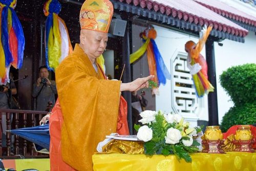 Thiêng liêng lễ truy niệm anh linh liệt sĩ, chiến sĩ và đồng bào yêu nước tại Đền thờ Côn Đảo