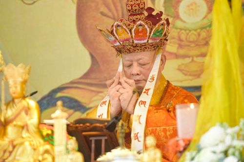 Đăng đàn chẩn tế trong lễ truy niệm anh linh liệt sĩ, đồng bào yêu nước tại Đền thờ Côn Đảo