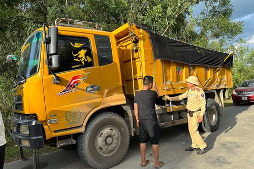 Giám đốc Công an tỉnh Hà Tĩnh chỉ đạo kiểm tra, xử lý vụ dàn xe khủng náo động đường quê