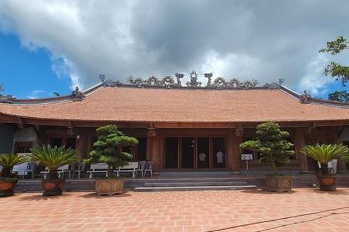 Chiêm ngưỡng ngôi đình cổ trên hòn đảo xa đất liền ở Quảng Ninh