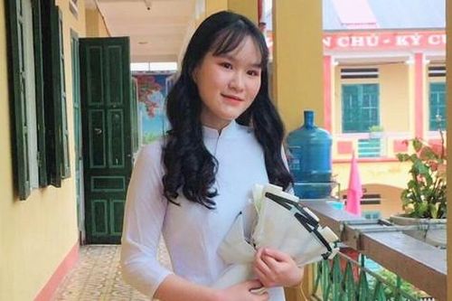Nhờ xem thời sự, nữ sinh xuất sắc trở thành thủ khoa chuyên Văn