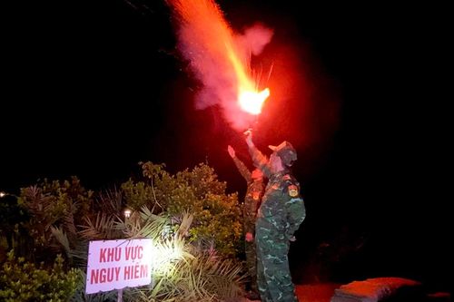 Quảng Ninh: Đồn Biên phòng Cô Tô bắn pháo hiệu thông báo tàu thuyền tìm nơi trú bão