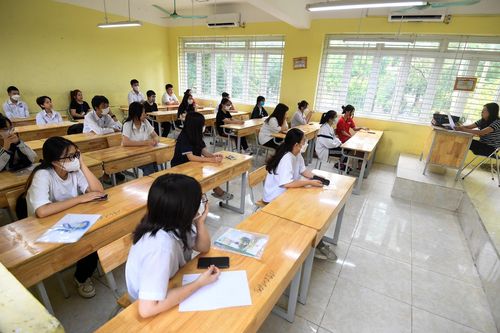 Học sinh Hà Nội đi 80km để được học lớp 10 trường công