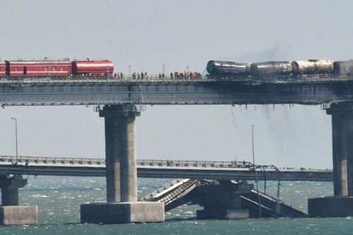 Giao thông cầu Crimea bất ngờ tạm dừng
